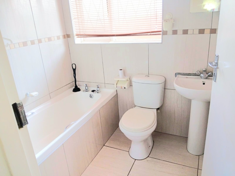 To Let 3 Bedroom Property for Rent in Overbaakens Eastern Cape
